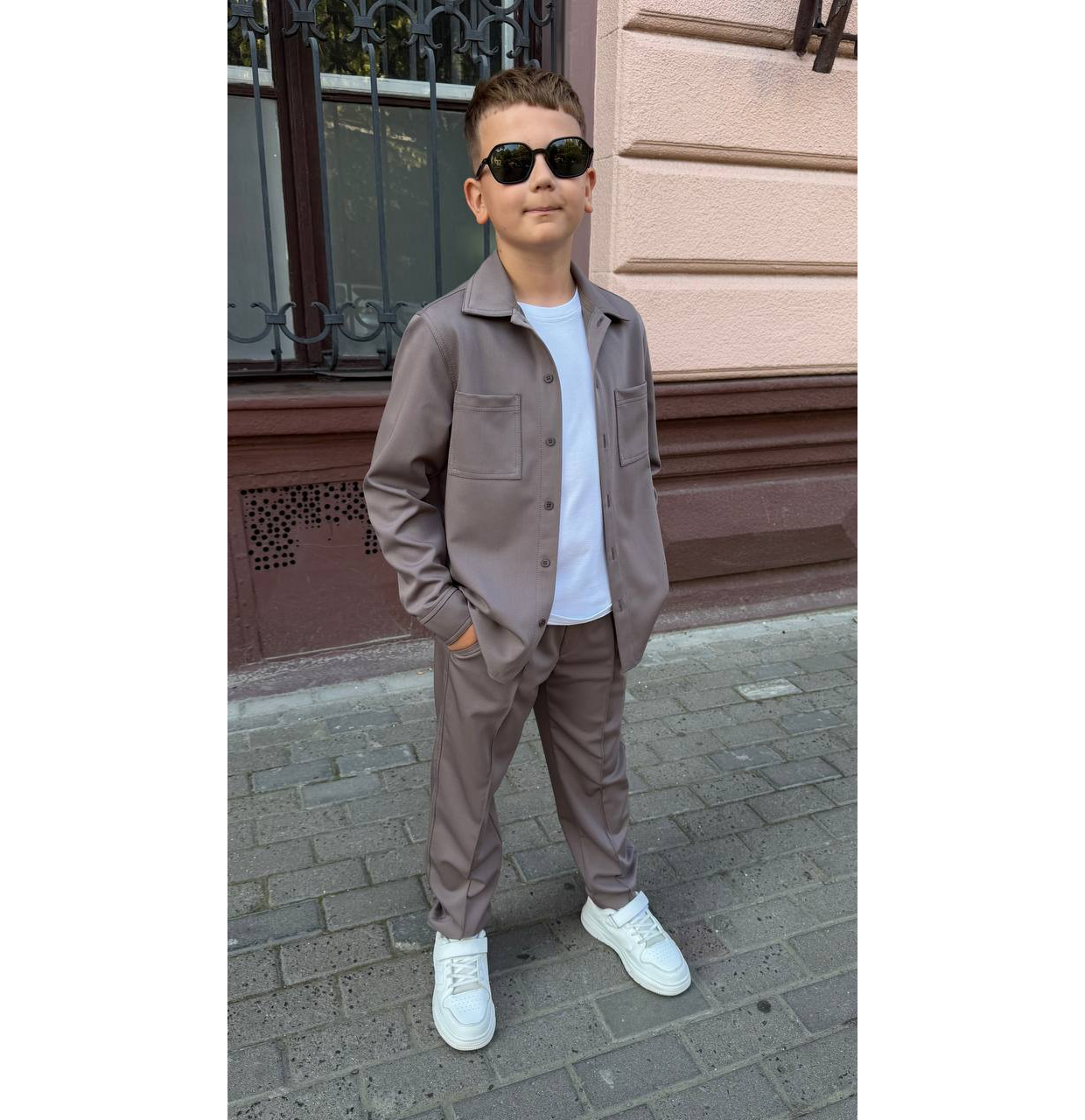 КЛАСИЧНИЙ КОСТЮМ З СОРОЧКОЮ МОККО