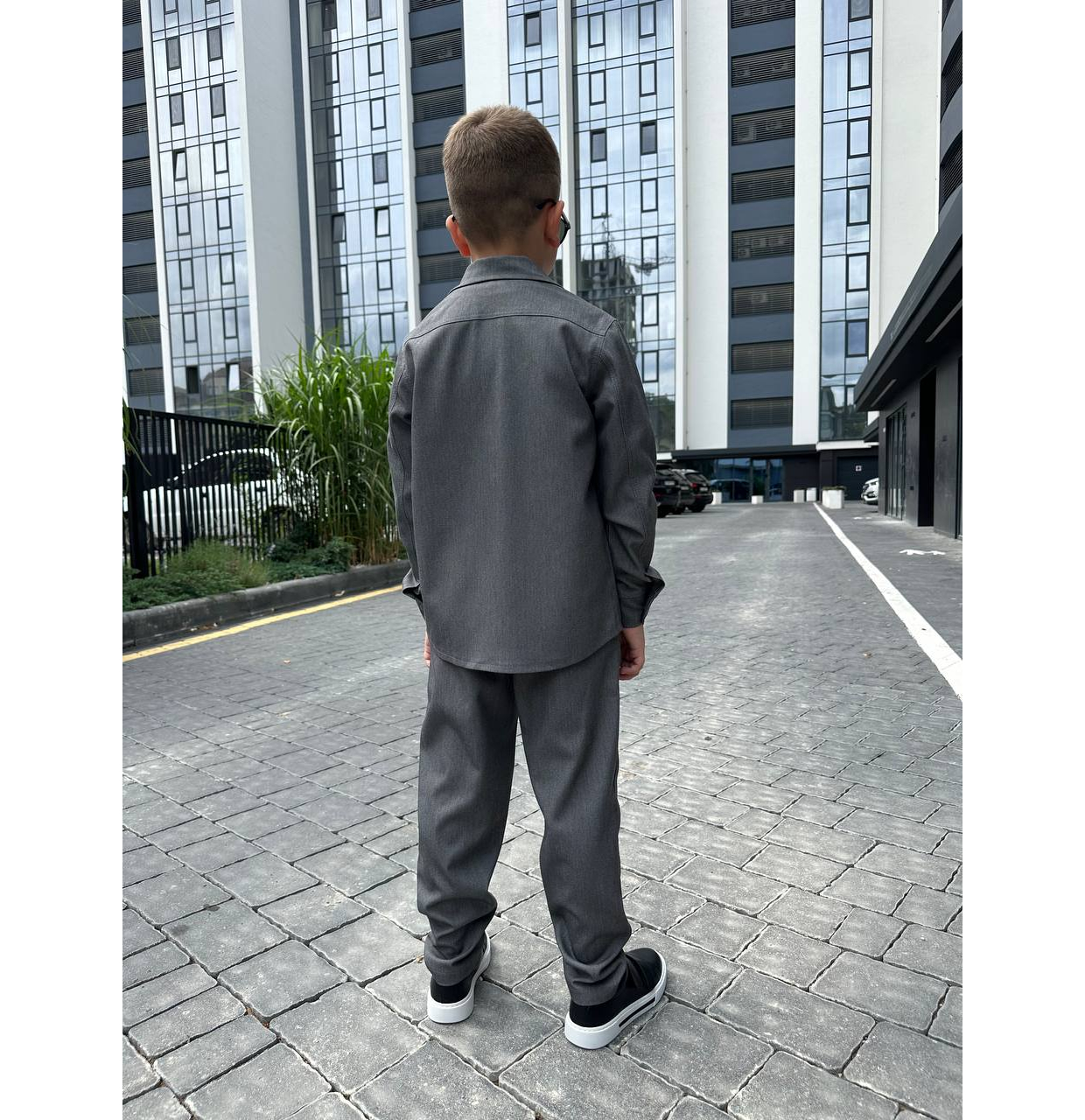 ШКІЛЬНИЙ КОСТЮМ З СОРОЧКОЮ СІРИЙ