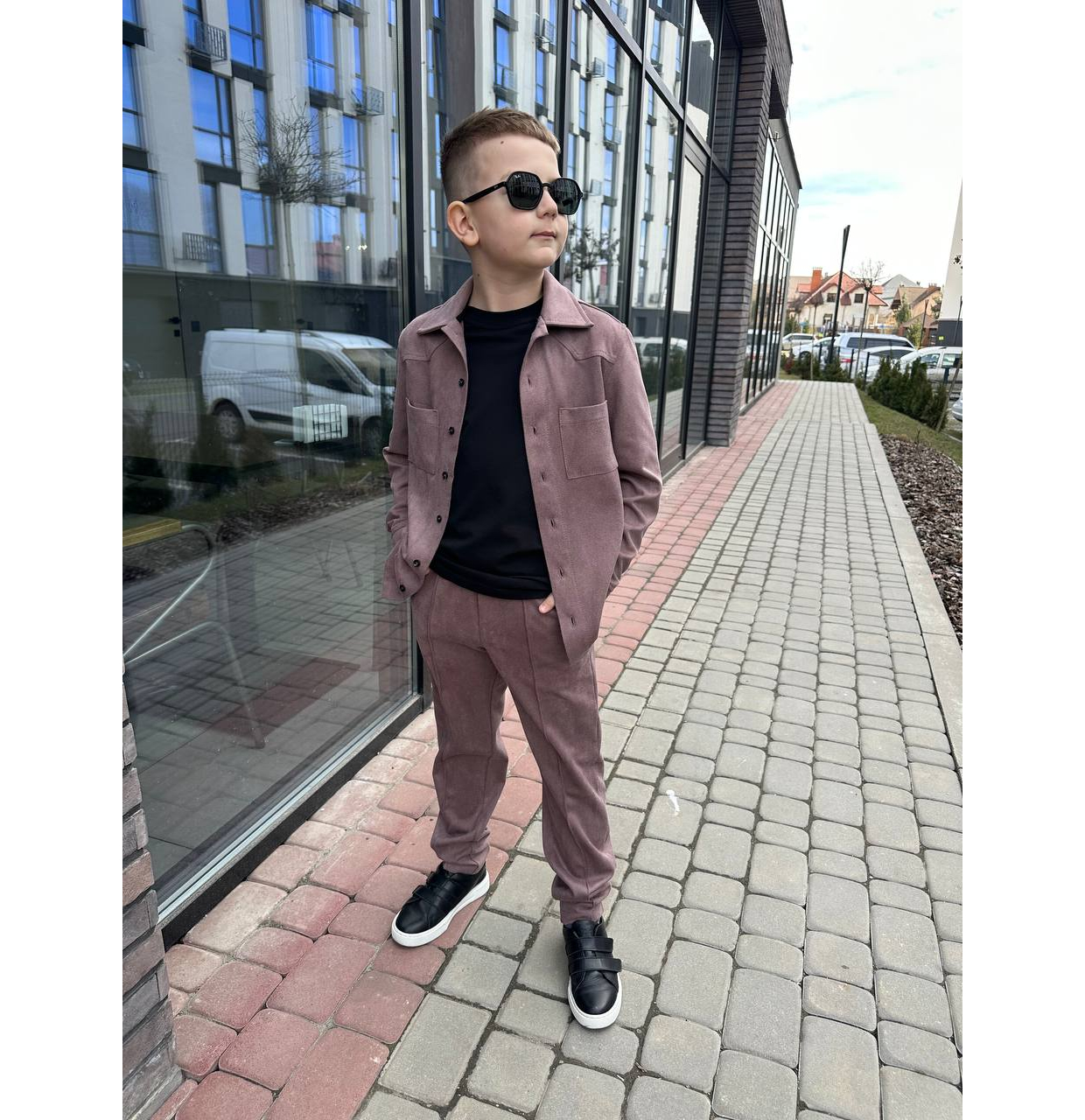 ЗАМШЕВИЙ КОСТЮМ З СОРОЧКОЮ МОККО