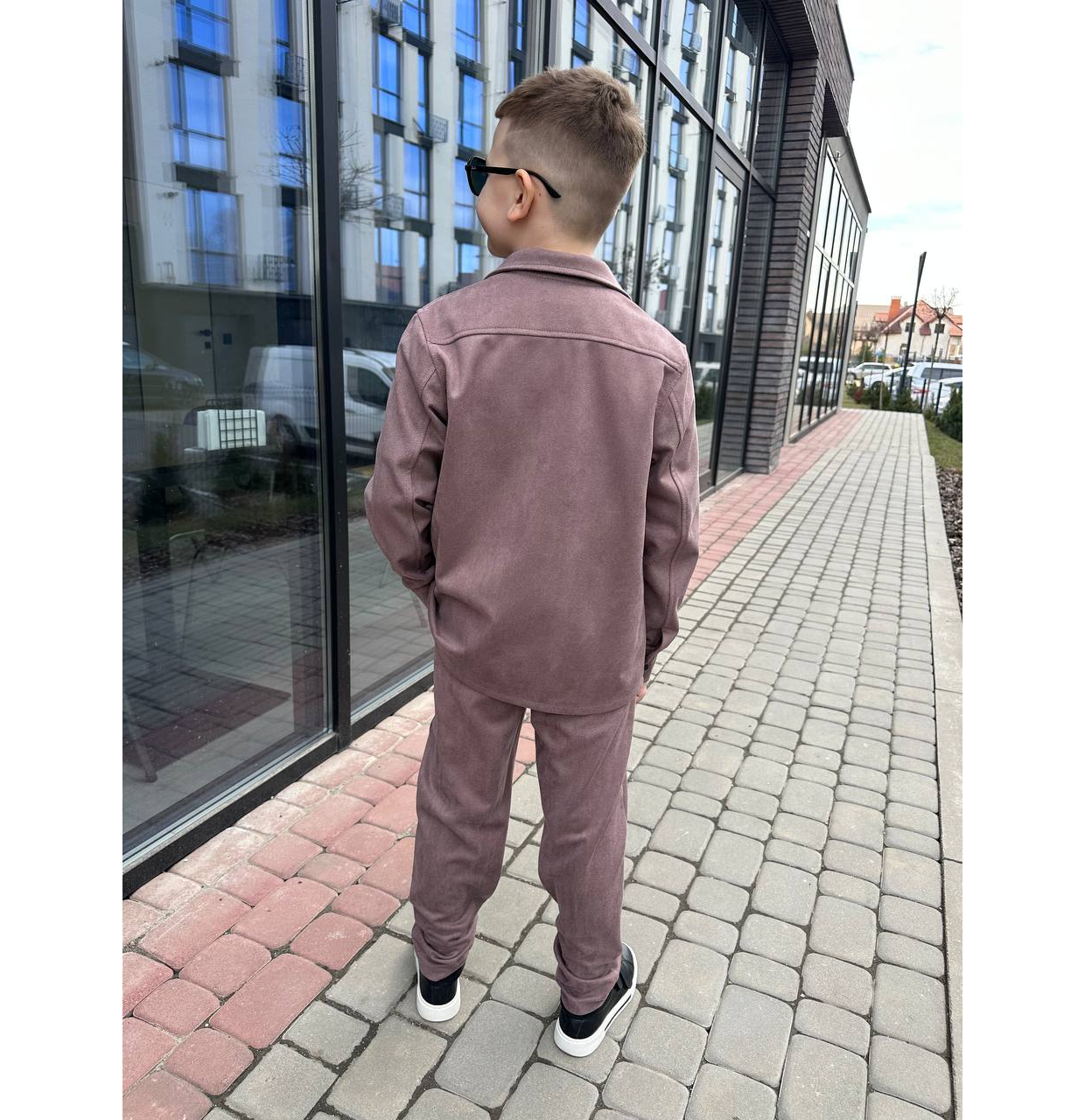 ЗАМШЕВИЙ КОСТЮМ З СОРОЧКОЮ МОККО